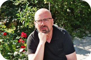 Gregor Oezelt im Garten mit Rosen