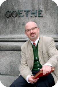 Gregor Oezelt vor dem Goethe-Denkmal
