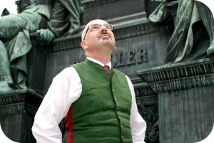 Gregor Oezelt am Schiller-Denkmal