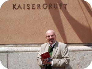 Gregor Oezelt vor der Kapuzinergruft in Wien